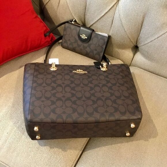 COACH SIGNATURE SHOULDER BAG AND TECH ASSIST WALLET SET - Picture 5 of 6